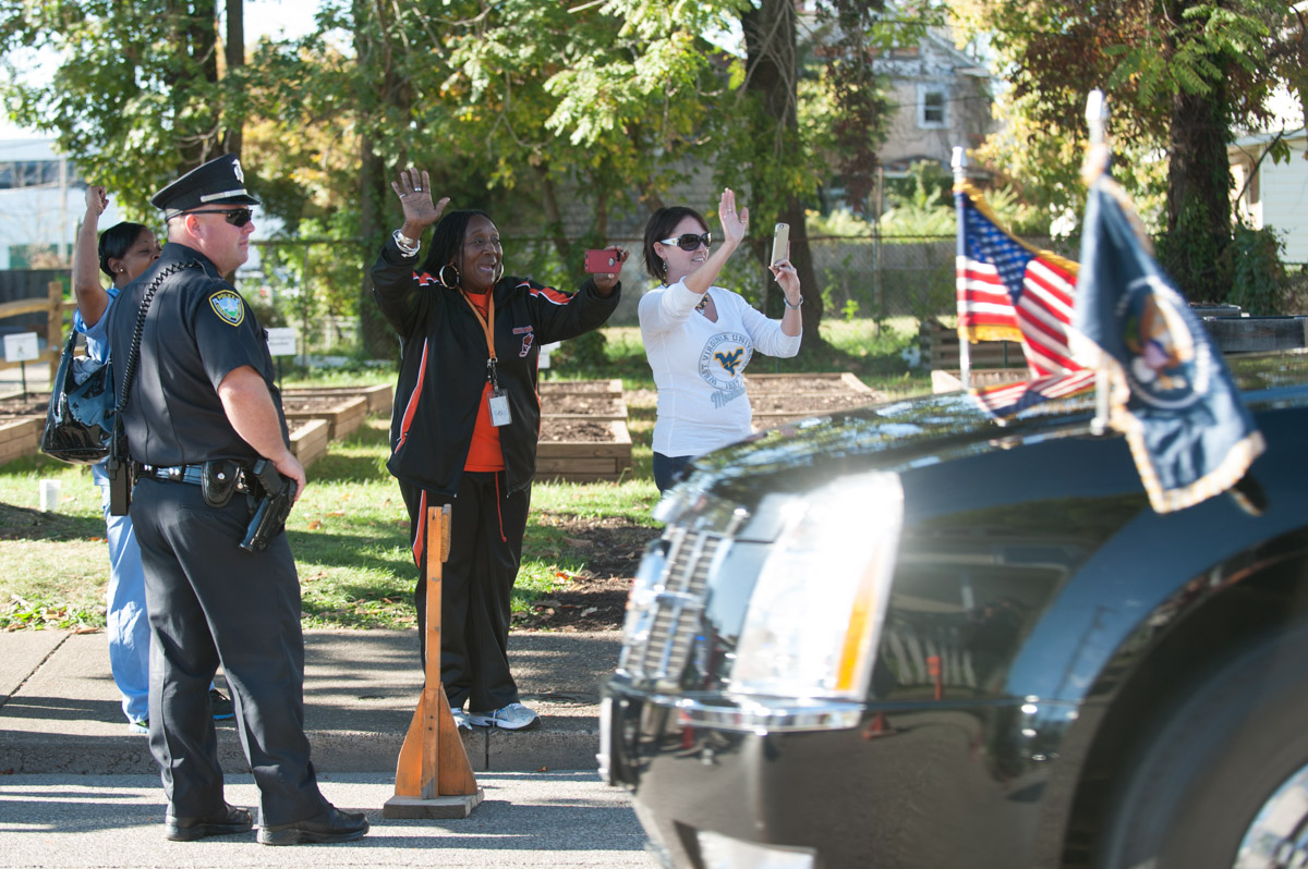 Charleston residents wave to President Barack Obama's motorcade as it heads out. (Yi-Ke Peng/WOUB)