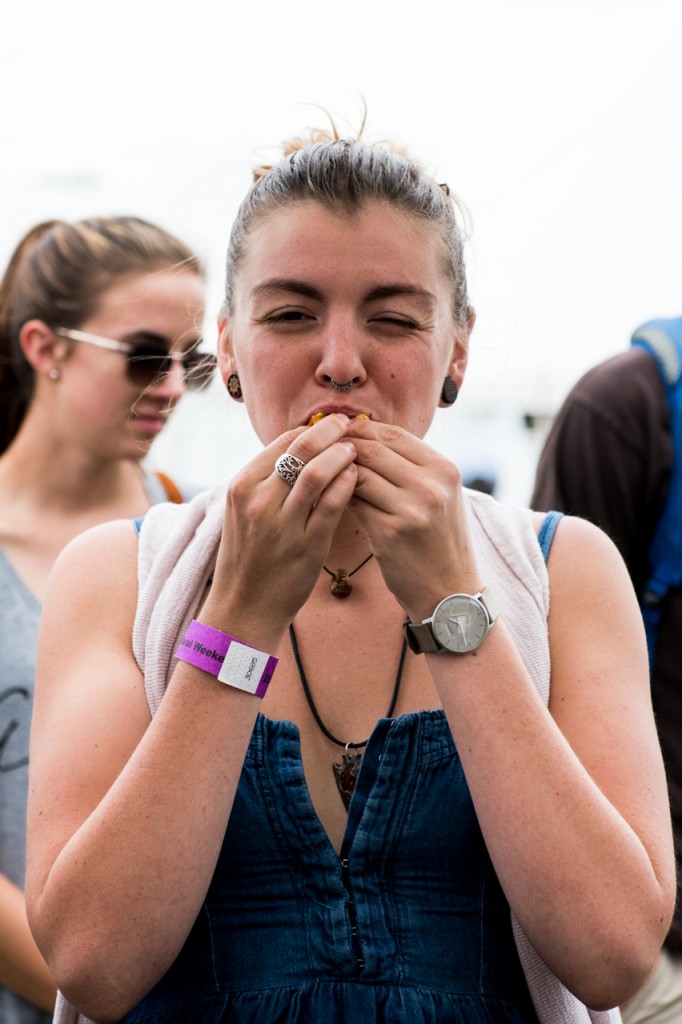 Suzanne Morgan, 24, eating her first paw paw at the the Ohio PawPaw Festival in Albany, Ohio, September 18, 2016. “It’s not that bad,” she said after eating another bite.