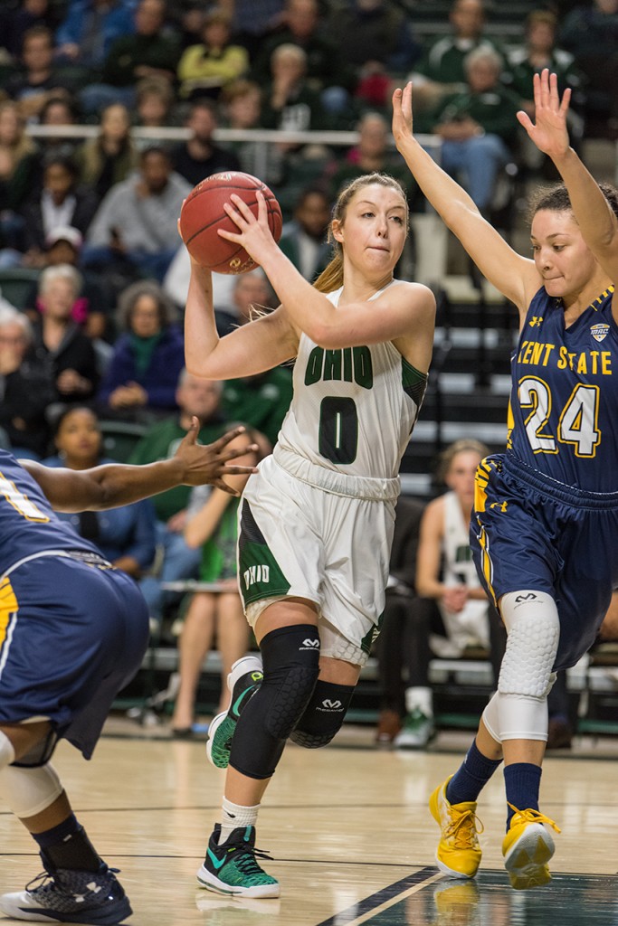 Taylor Agler passes the ball in the Ohio University vs. Kent State game on January 14, 2017. (Robert Green/WOUB)