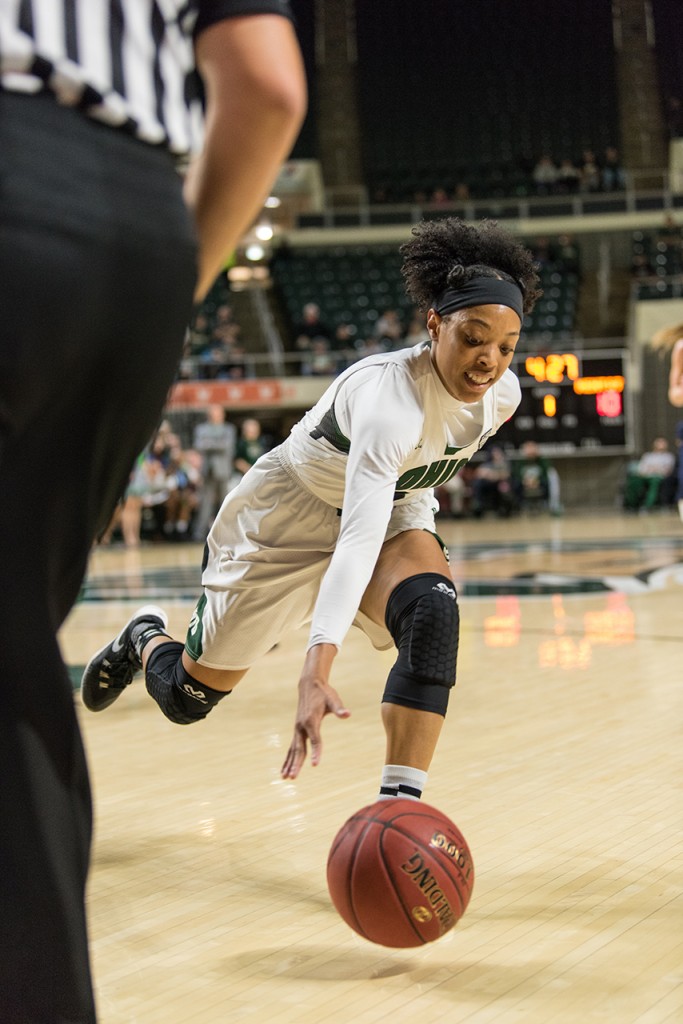Quiera Lampkins races to keep a ball in bounds in the Ohio University vs. Kent State game in Athens, Ohio on January 14, 2017. (Robert Green/WOUB)