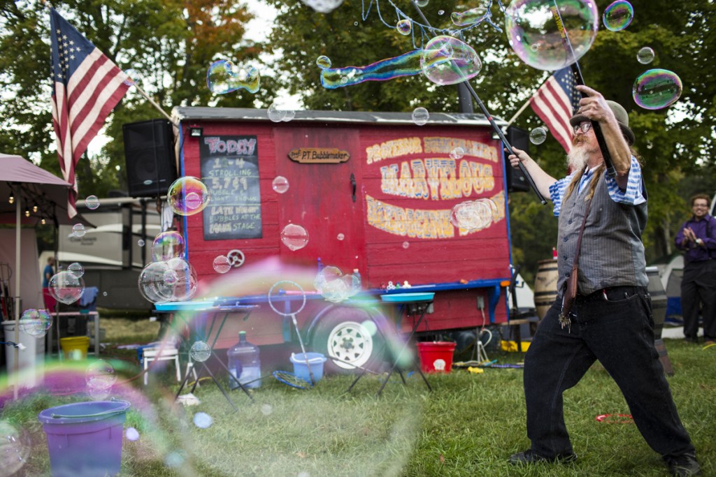 Professor Bubblemaker puts on a show at The Pawpaw Festival on Saturday, September 16, 2017. (Erin Clark/WOUB)