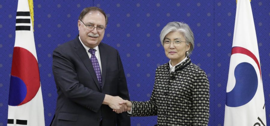 South Korean Foreign Minister Kang Kyung-wha (right) shakes hands with Timothy Betts, acting Deputy Assistant Secretary and Senior Advisor for Security Negotiations and Agreements in the U.S. Department of State (left) during their meeting on Feb. 10.