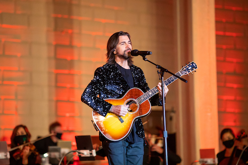 Grammy Award-winner Juanes performs at Mount Vernon.
