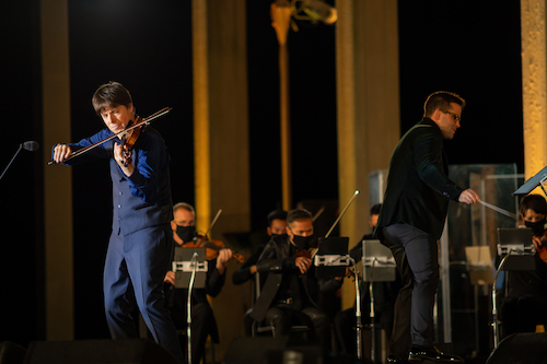 Left to right: Celebrated violinist Joshua Bell performs with the American Pops Orchestra, conducted by Maestro Luke S. Frazier.