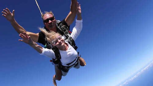 man and older woman ina tandum skydive