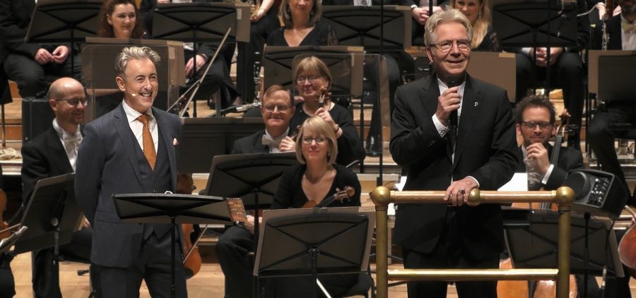 Alan Cumming and John Mauceri in front of orchestra