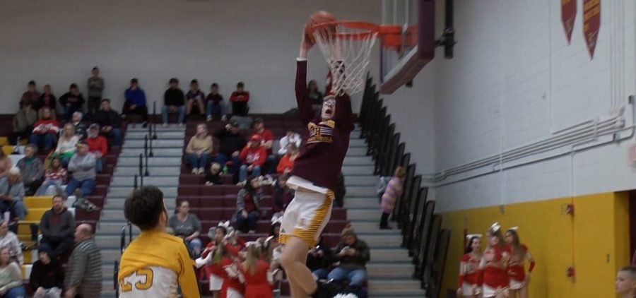 Federal Hocking's Lane Smith dunking in warm-ups
