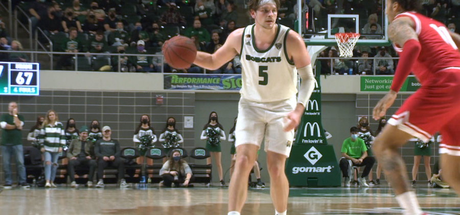 Ohio's Ben Vander Plas (5) prepares to make a pass to Mark Sears in the Bobcats' game against Miami of Ohio on Feb. 15, 2022.