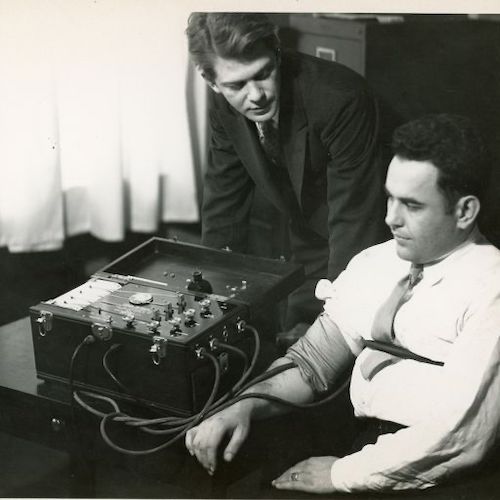 Leonarde Keeler as a young man (standing), conducting a polygraph test.