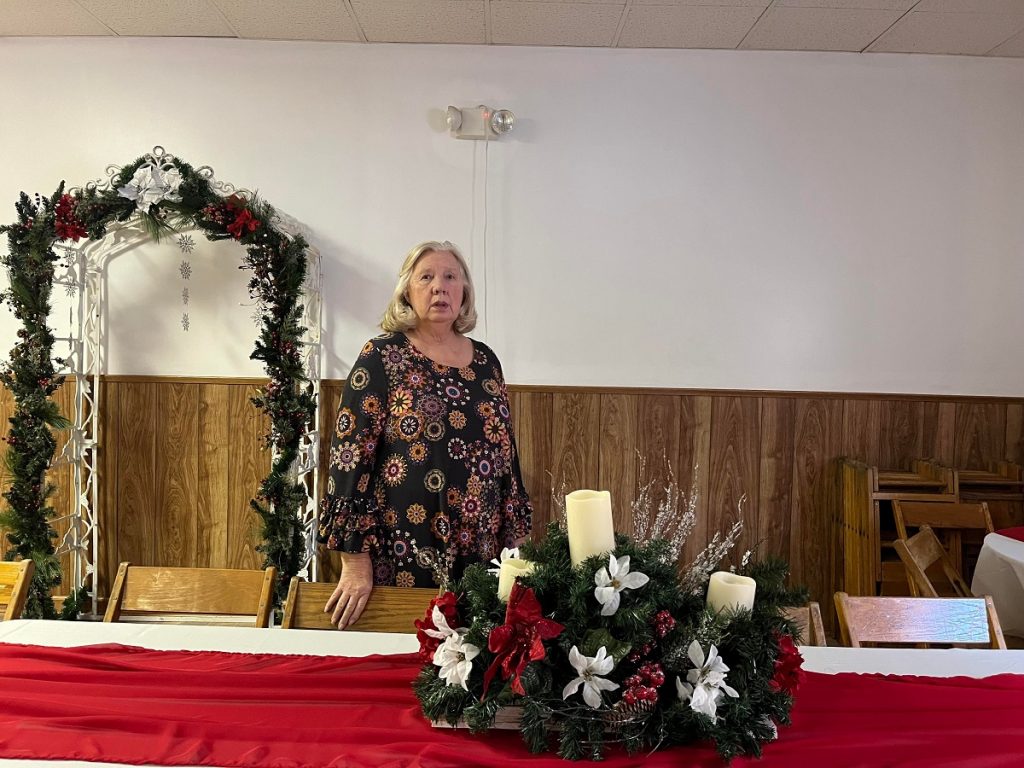 Billie June Richardson ที่ Millstone Missionary Baptist Church ซึ่งเธออาสาช่วยเหลือผู้รอดชีวิตจากน้ำท่วม