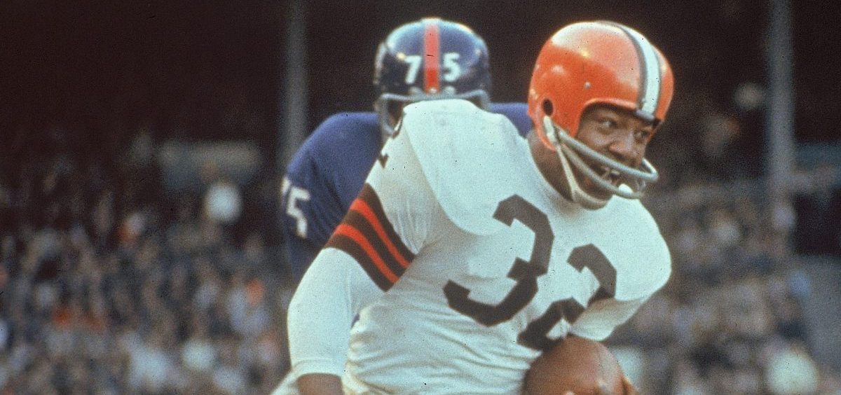 Jim Brown runs the ball during a Cleveland Browns game against the Giants.