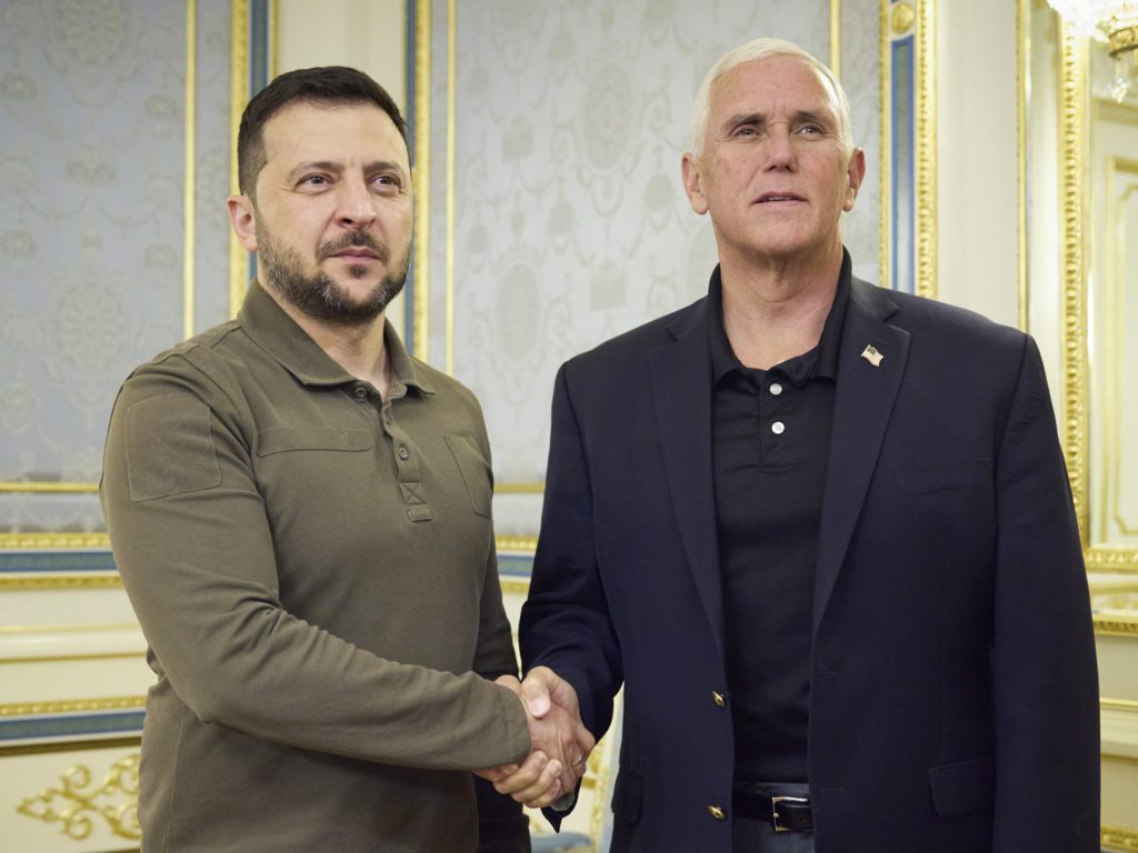 Ukrainian President Volodymyr Zelenskyy, left, and former US Vice President Mike Pence pose for photo during their meeting in Kyiv, Ukraine