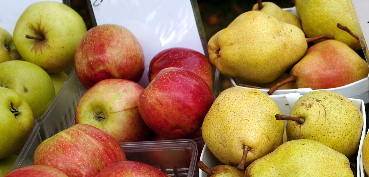 An image of apples and pears together.