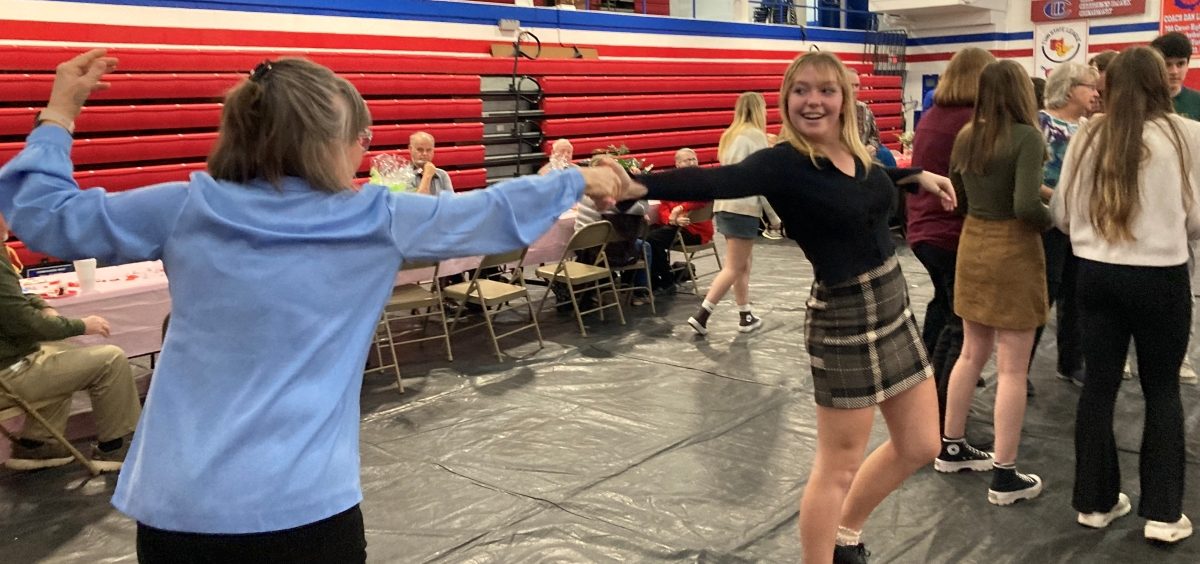 Senior citizen prom at Fort Frye High School connects generations - Vimarsana News