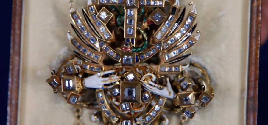 extremely ornate jewelry being appraised during Antiques roadshow
