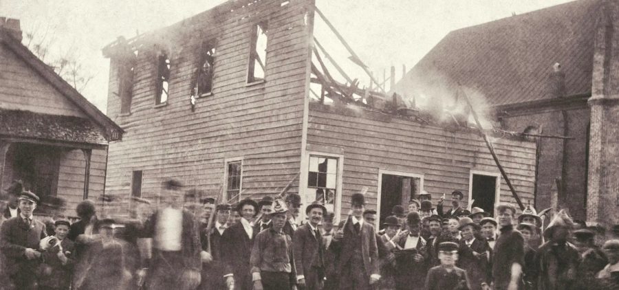 Mob outside burned offices of The Daily Record. November 1898. Credit: New Hanover County Public Library