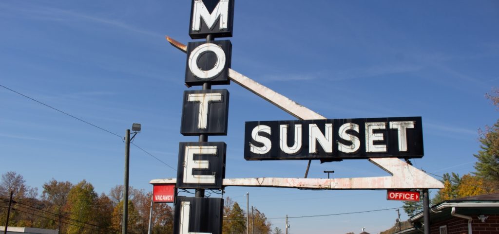The large roadside sign advertising the Sunset Motel.