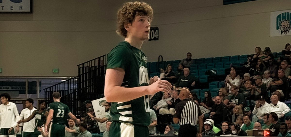 Jackson Paveletzke getting ready to receive a pass in Ohio's loss to Middle Tennessee.