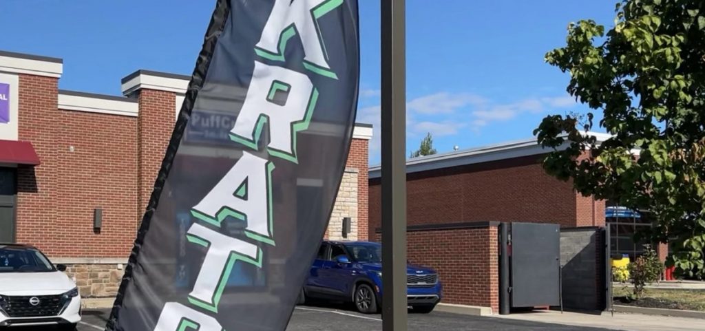 A store in northeast Columbus advertises kratom in August 2025.