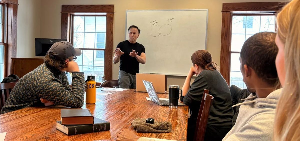 Instructor Jon Chun breaks down the basics of artificial intelligence systems for a small group of Kenyon students.