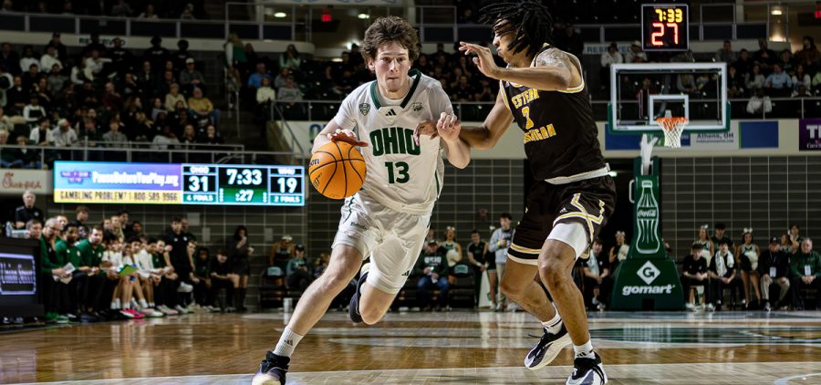 Jackson Paveletzke dribbles inside the paint vs. Western Michigan on Feb. 3.