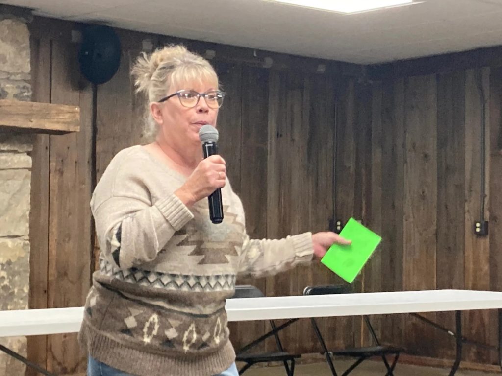 Randi Pokladnik speaks at the November public meeting about Cadiz's water problems