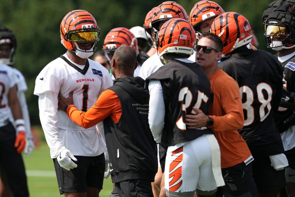 Cincinnati Bengals wide receiver Ja'marr Chase (1), left, and cornerback Jalen Davis (35), right, argue during practice