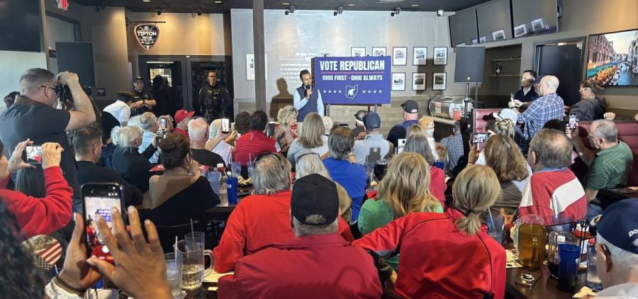 Ohio Governor candidate Vivek Ramaswamy (R) speaks to a crowd at a pizza restaurant in Delaware County.
